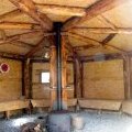 Hutte dotée d'un poêle à bois central et de banquettes
