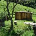Hutte dotée d'un poêle à bois central et de banquettes